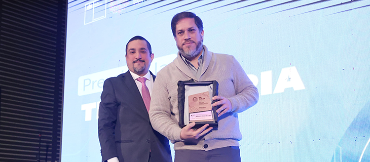 Roberto Oliva Mellado Recibe el Premio a la Trayectoria en la Conferencia Internacional IDE Chile 2024 